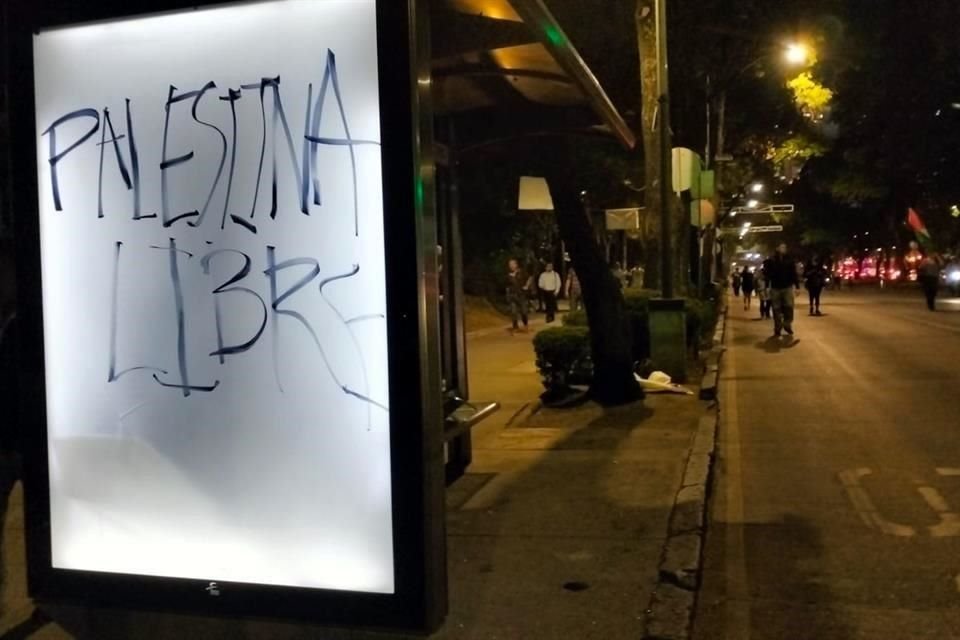 'Palestina Libre' escribieron los manifestantes en una parada de autobús.