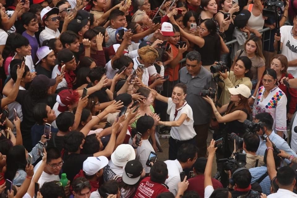 Claudia Sheinbaum y Claudia Delgadillo convocaron a simpatizantes en la explanda de Instituto Cultural Cabañas, para su cierre de campaña.