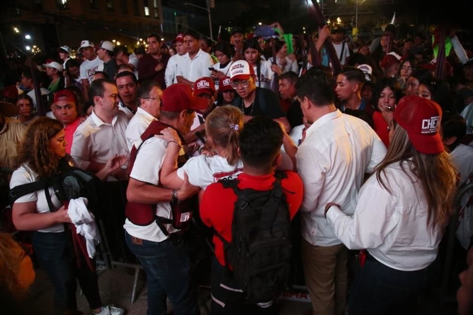 Tras los discursos morenistas, jóvenes  brincaron las vallas, lo que hizo que adultos mayores que estaban al frente tuvieran que ser ayudados para no salir lesionados.