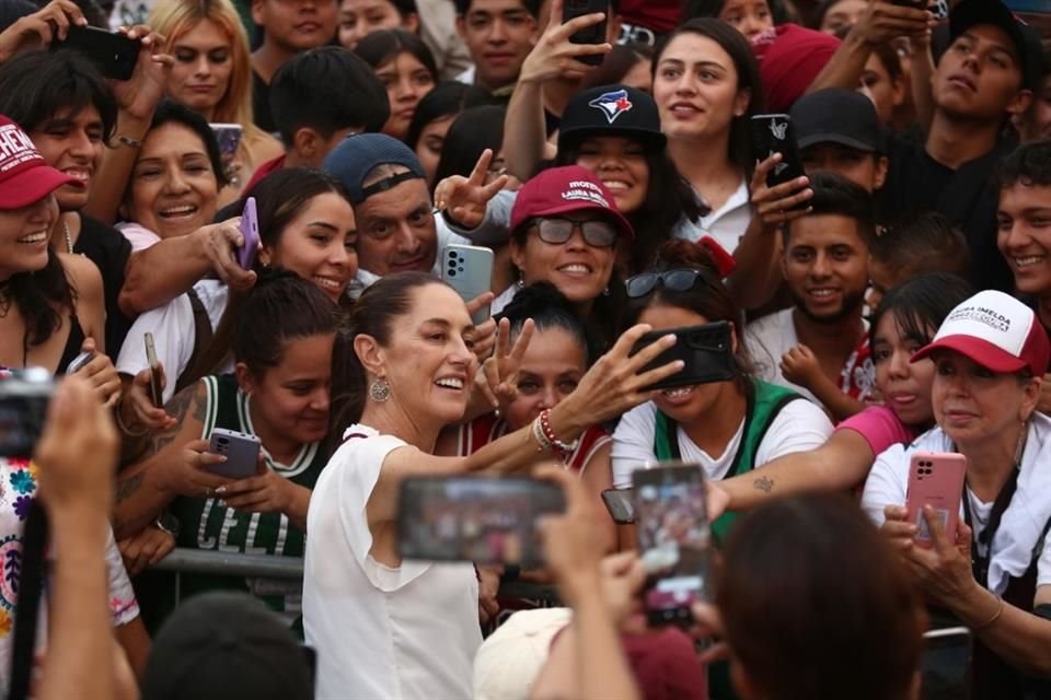 Sus simpatizantes hacían todo los posible por tomarse una foto con ella.