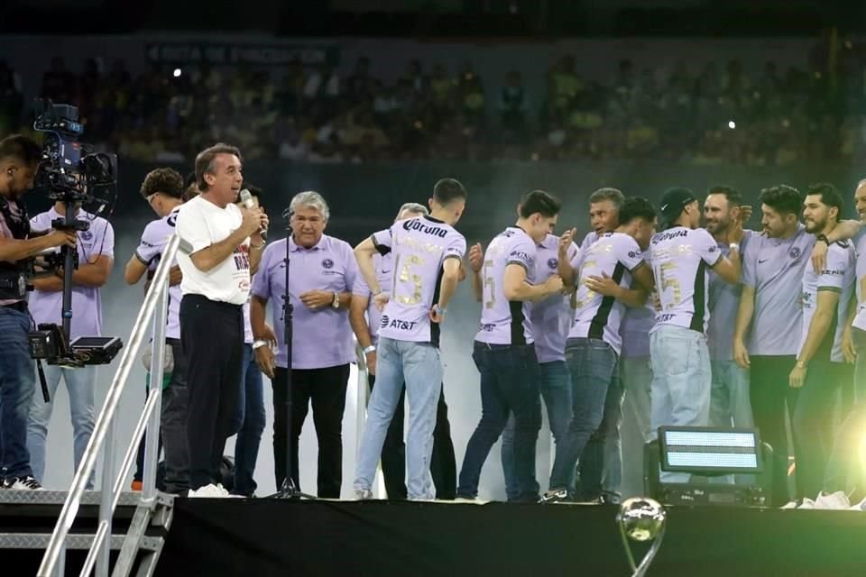 Emblemas de las Águilas estuvieron presentes como Héctor Miguel Zelada, Carlos Reinoso, Hugo Enrique Kiese, Arlindo, Gonzalo Farfán y Adrián Chávez, entre otros.