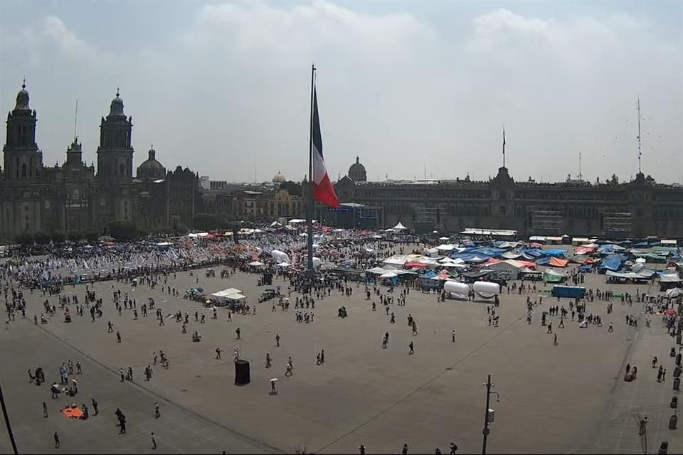 Aspecto del Zócalo capitalino, donde la CNTE mantiene su plantón en un cuarto de la zona.