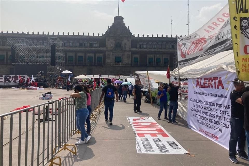 Los maestros de la CNTE se pusieron frente a la mitad del templete y las pantallas que se colocaron en toda la parte delantera del Palacio Nacional para el evento de Sheinbaum.