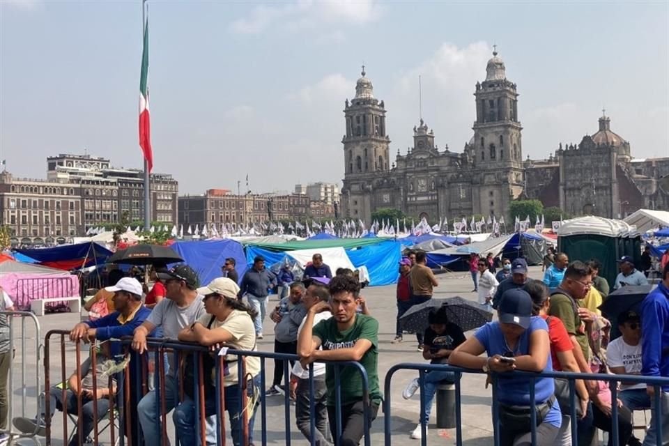 Maestros de la CNTE vigilan las vallas que rodean su plantón en un cuarto del Zócalo capitalino.