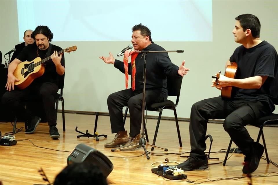 Acompañado por Alonso Arreola y Emmanuel Pina, Mardonio Carballo (centro) leyó algunos versos del poemario 'Ni Xochitl ni Kuikatl / La canción de las flores'.