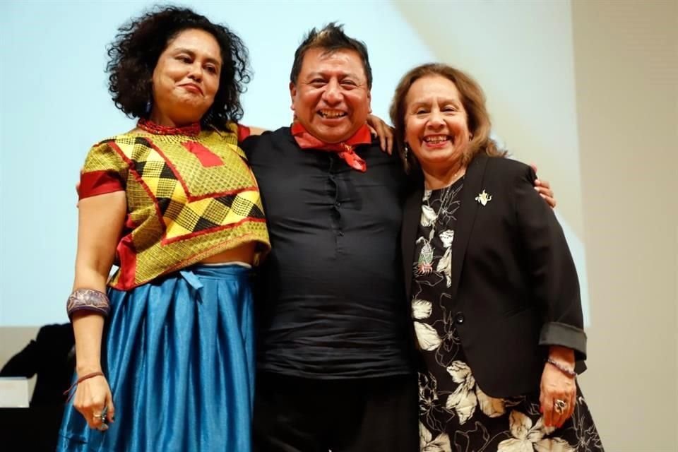 La poeta Natalia Toledo y Lucina Jiménez, directora del INBAL, estuvieron en la presentación del libro de Carballo.