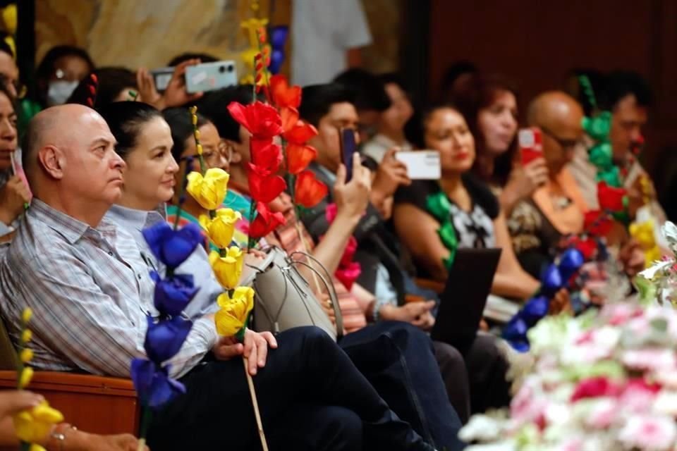 El público reunido en la presentación en la Sala Manuel M. Ponce de Bellas Artes recibió una flor hecha con hojas de maíz.