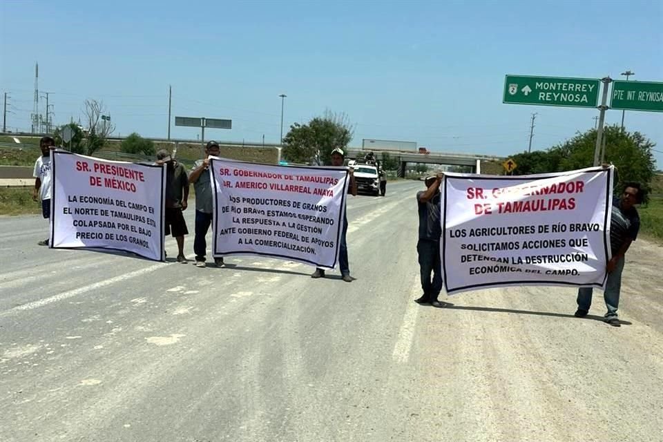 Con la acción, los agricultores obstruyeron el tráfico de carga comercial de Río Bravo al cruce binacional.