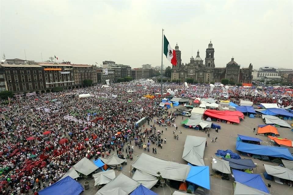 Claudia Sheinbaum cierra su campaña en el Zócalo de la CDMX, en el cual se mantiene el plantón de la CNTE.