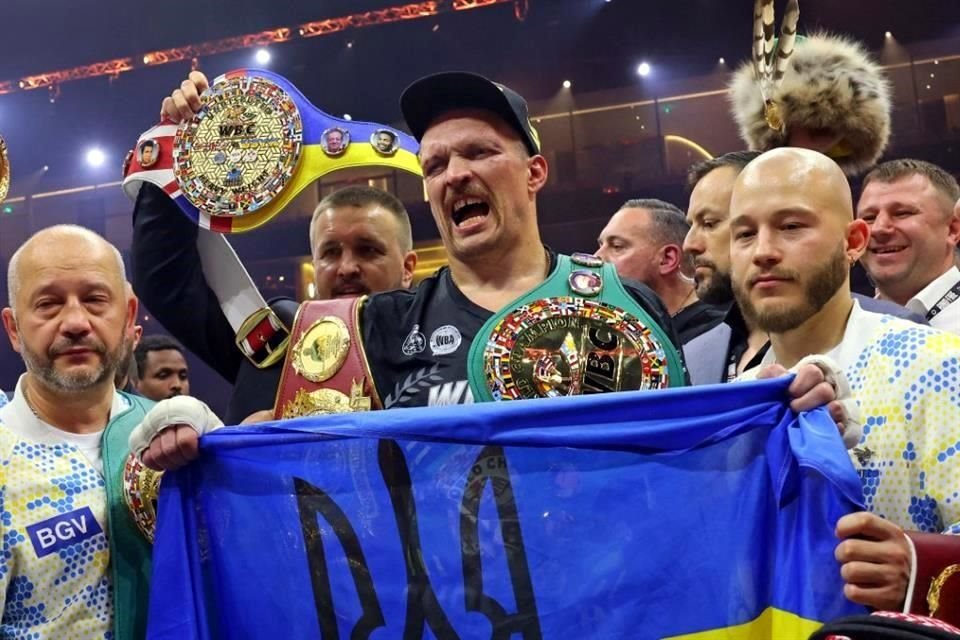 Oleksandr Usyk terminó llevándose todos los cinturones de los Pesados.