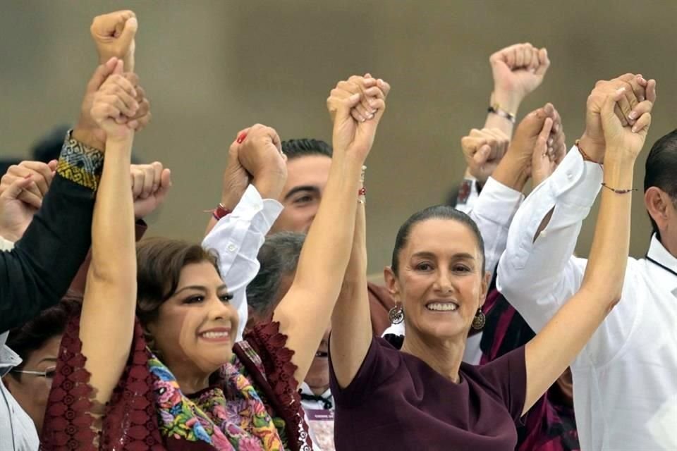 Clara Brugada y Claudia Sheinbaum fueron las dos oradoras durante el cierre de campaña en el Zócalo.