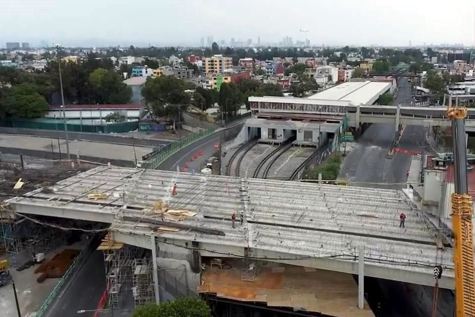 Aunque se concluyó la instalación de una estructura de la Línea 9, continúan las obras de renivelación.