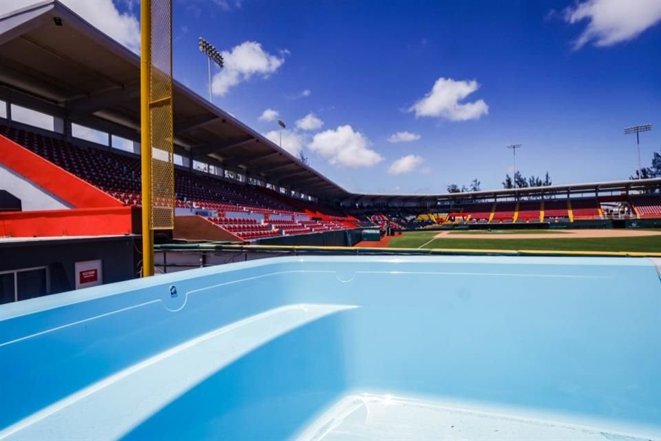 El Estadio Beto Ávila, casa de El Águila de Veracruz, cuenta una zona especial con alberca, idea que nació para aprovechar el calor jarocho.
