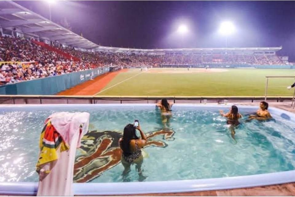 El Estadio Beto Ávila, casa de El Águila de Veracruz, cuenta una zona especial con alberca, idea que nació para aprovechar el calor jarocho.