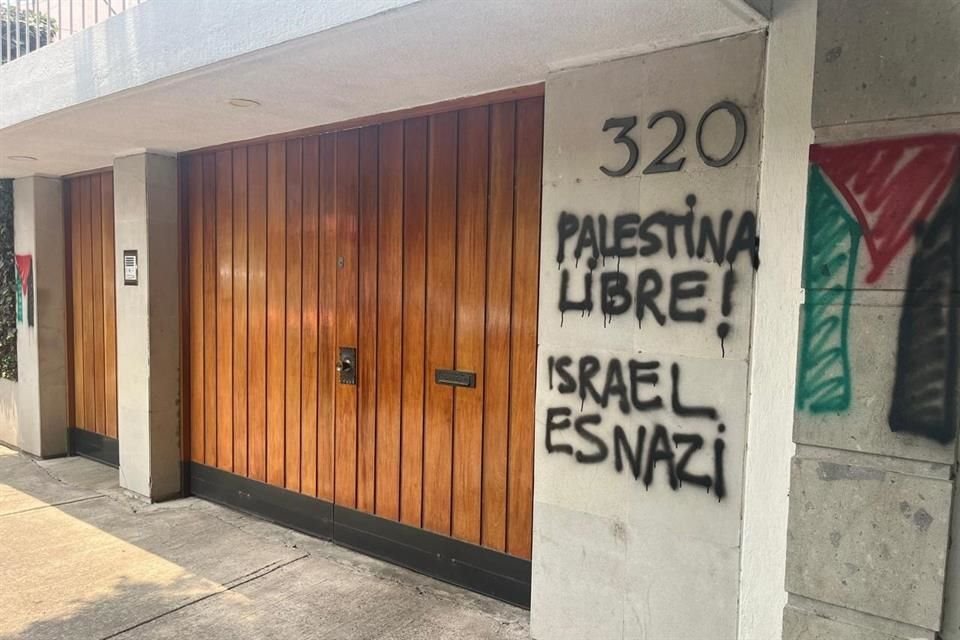 Así quedaron edificios aledaños a la Embajada de Israel en la Ciudad de México tras una protesta contra la guerra en Gaza.