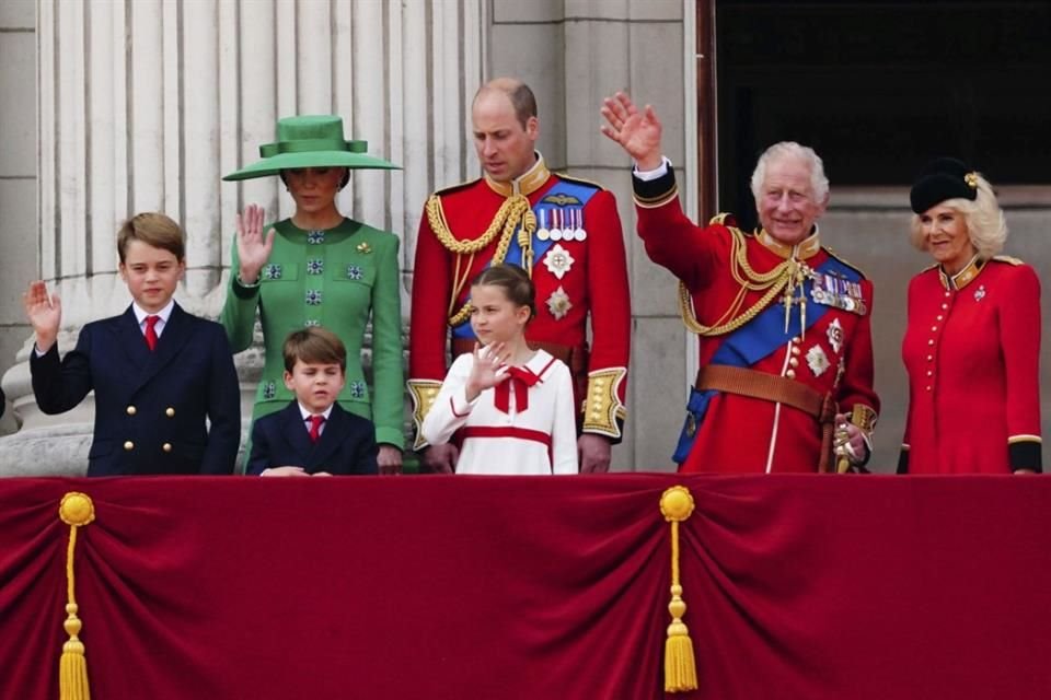 La Familia Real saluda a los presentes desde el balcón del palacio, sin embargo, en esta ocasión Kate será la notable ausencia.