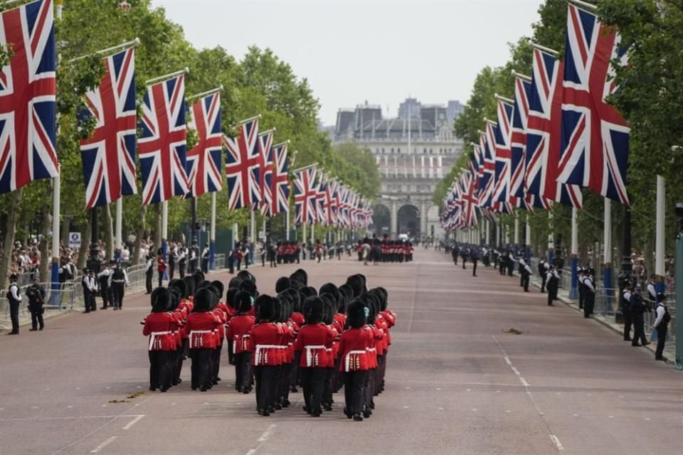 El histórico evento anual se caracteriza por ser una procesión con caballeriza y guardias de pie en honor al soberano británico.
