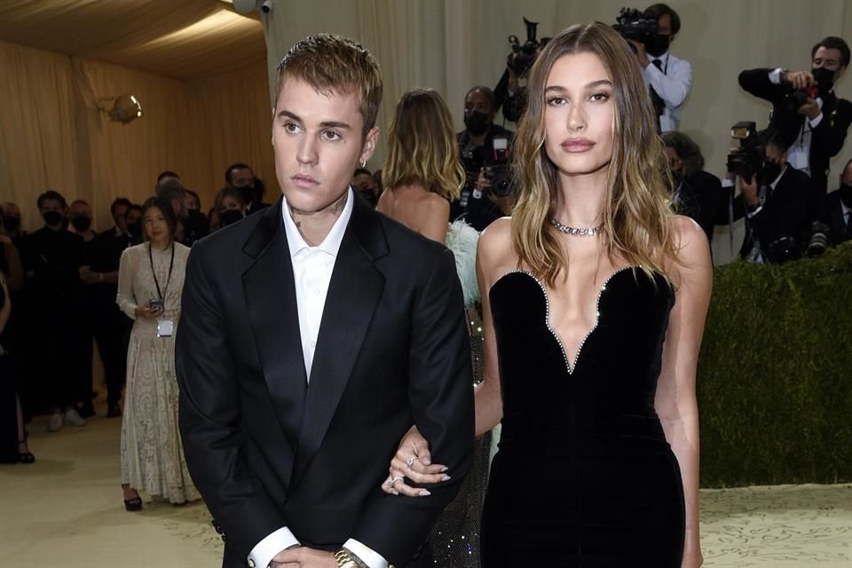 La modelo Hailey Bieber estrenó un nuevo anillo de compromiso de un millón y medio de dólares tras renovar sus votos y anunciar su embarazo.