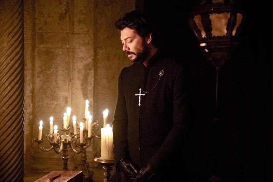 El actor español Álvaro Morte encarna al Padre Sal Tedeschi, cuyas motivaciones en la cinta son muy oscuras.