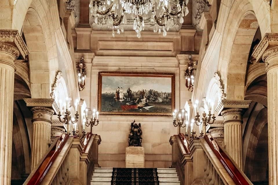 En un elegante palacio, entre candelabros, manteles largos y personas vestidas de etiqueta, se vivió la cena The Wayne Foundation Gala.