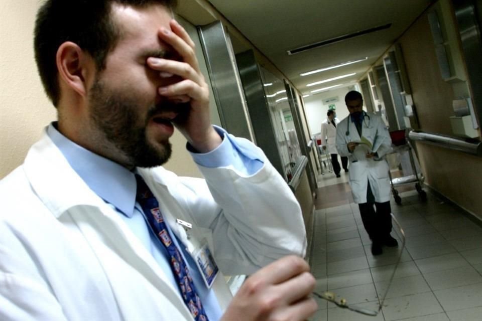 La prevalencia del agotamiento se estima entre el 37.9 y el 52.8 por ciento en todos los niveles de capacitación médica, situación que comienza desde los primeros años de estudio de medicina.