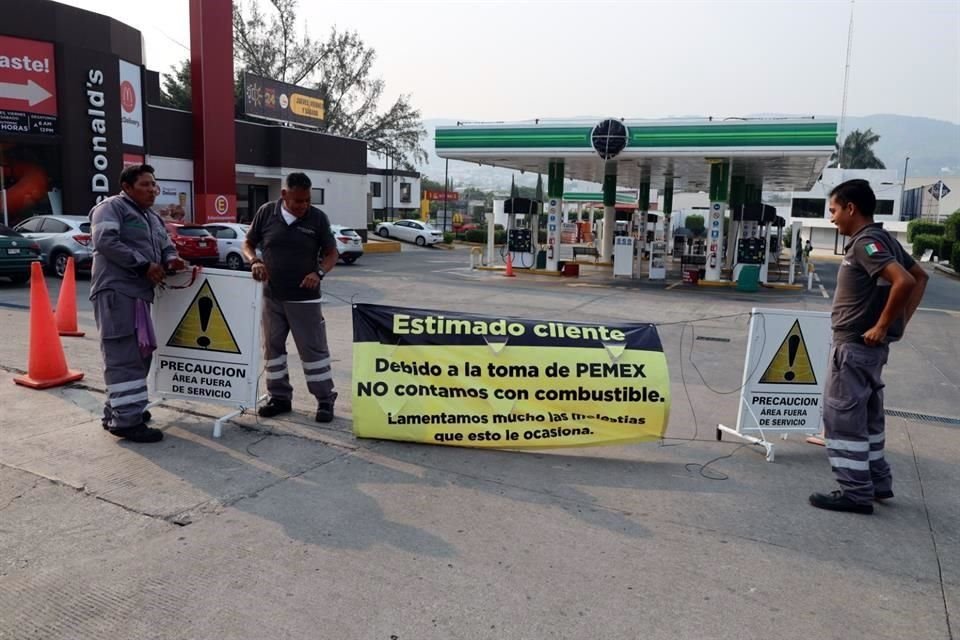 A una semana de haber sido tomada  la planta de Pemex, en Tuxtla Gutiérrez, se ha agudizado la falta de combustible en la ciudad, muy pocas gasolineras continúan abasteciendo a los vehículos.