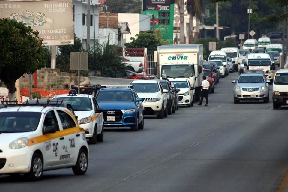 Los automovilistas esperan hasta una hora en las largas filas para poder llenar su tanque, otros llevan consigo garrafas o botes para tener reservas en los próximos días.