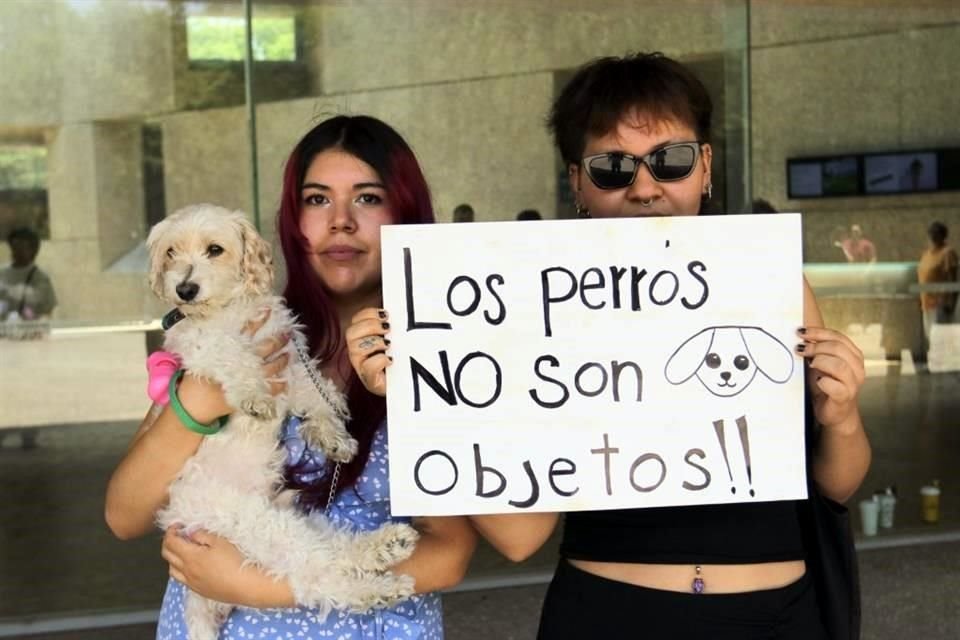 Manifestantes acudieron al Museo para solicitar que se suspendiera la exhibición.