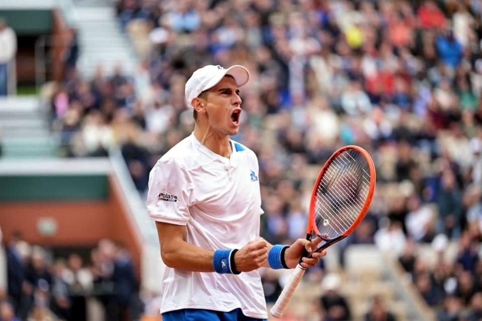 Matteo Arnaldi sorprendió a Andrey Rublev en Roland Garros y lo dejó fuera del torneo al ganarle tres sets consecutivos.