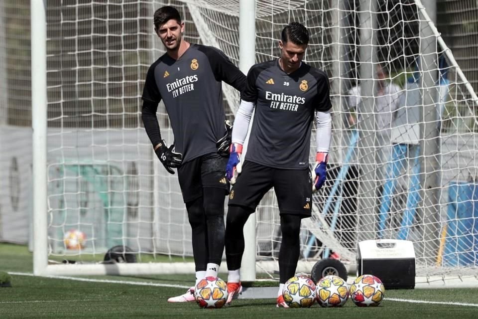 Andriy Lunin (der.) no hizo el viaje a Londres con el equipo tras presentar un cuadro gripal.