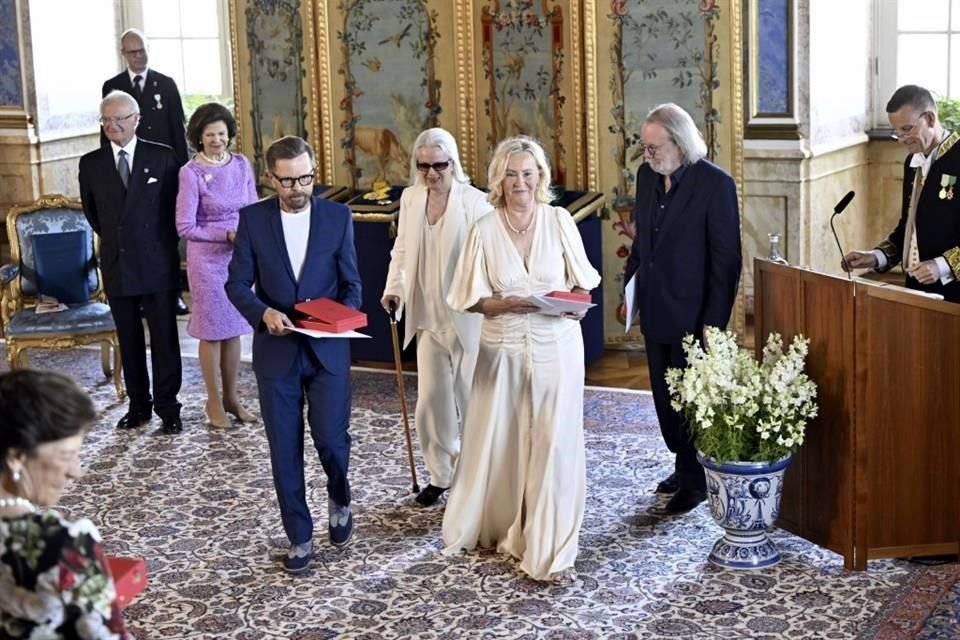 Las órdenes fueron otorgadas durante una ceremonia en el Palacio Real. El monarca les entregó la orden en una caja roja y la reina Silvia les dio un diploma.