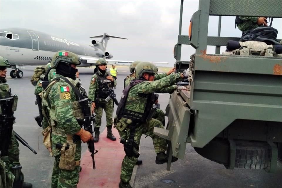 Los efectivos castrenses llegaron al Aeropuerto Internacional de Nuevo Laredo.