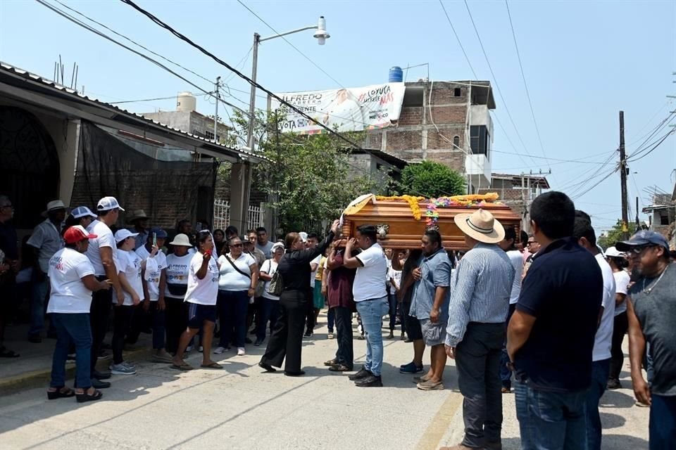 Durante el sepelio, los asistentes exigieron justicia.