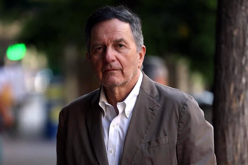 Los pueblos de América Latina se han dejado seducir por los caudillos, sostiene el escritor chileno Roberto Ampuero.