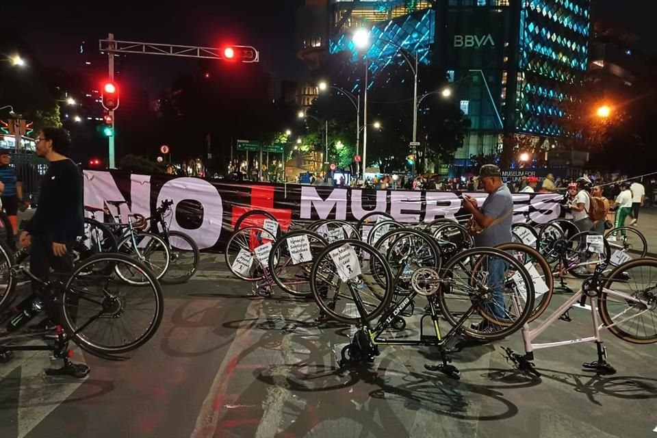 Activistas se manifestaron en la Estela de Luz por la muerte de un ciclista el lunes pasado, tras ser embestido por un autobús.