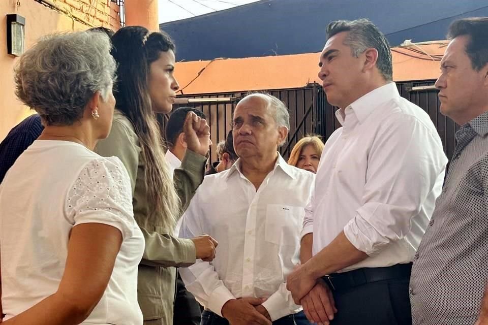 Alejandro Moreno visitó a Wendolin Solís, viuda  del candidato a alcalde de Coyuca de Benítez, José Alfredo Cabrera.