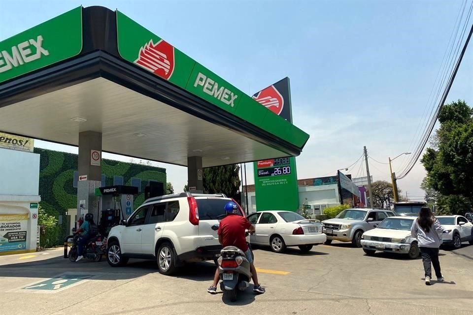 Largas son las filas en las gasolineras donde se puede esperar más de una hora por el servicio en Oaxaca.