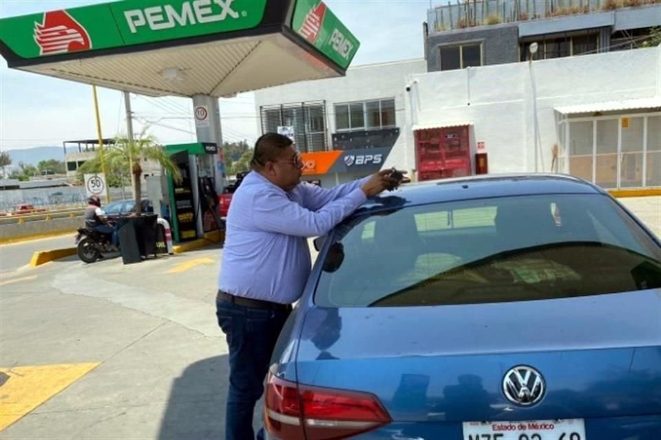 En Oaxaca, por el bloqueo de la CNTE a planta de abasto de Pemex, los usuarios esperan parados en espera de que llegue el combustible.