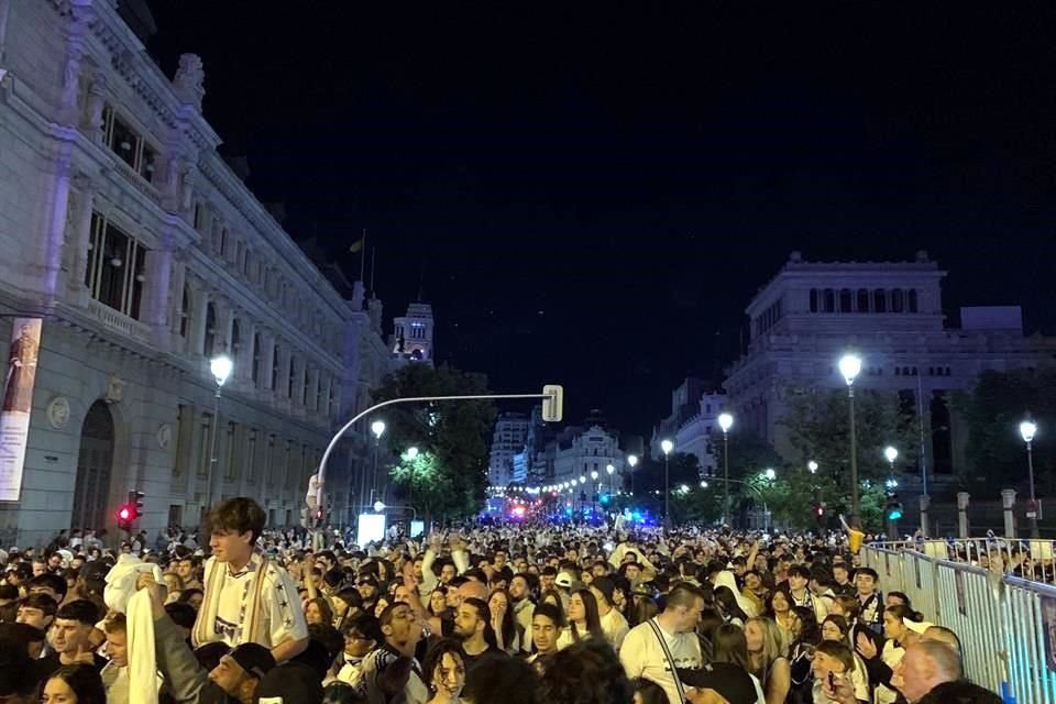 Los madridistas salieron a las calles para festejar la décimoquinta Orejona de su club.