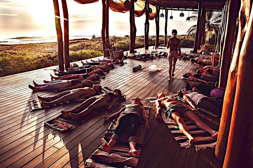 Participar en un retiro en el que puedes hacer yoga, meditar y oír pláticas de bienestar en los espacios que ofrece Playa Viva.