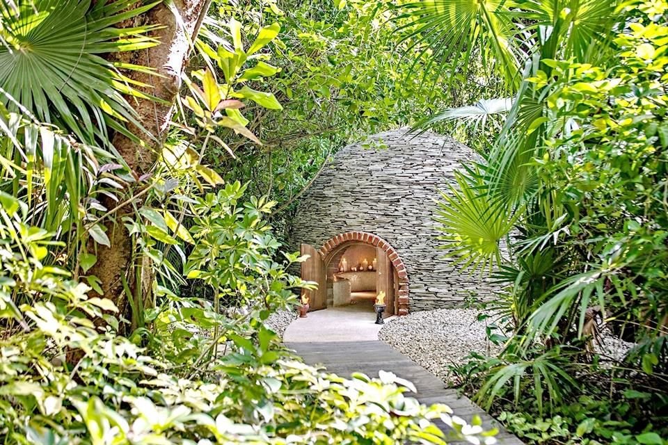 Vivir la experiencia de un baño de temascal bajo la  guía del chamán residente de Rosewood Mayakoba.