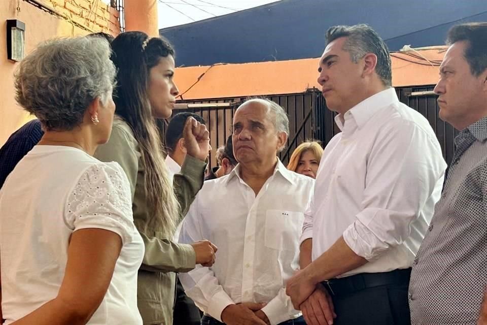 El líder nacional del PRI acudió a Coyuca a darle el pésame a la viuda del candidato.