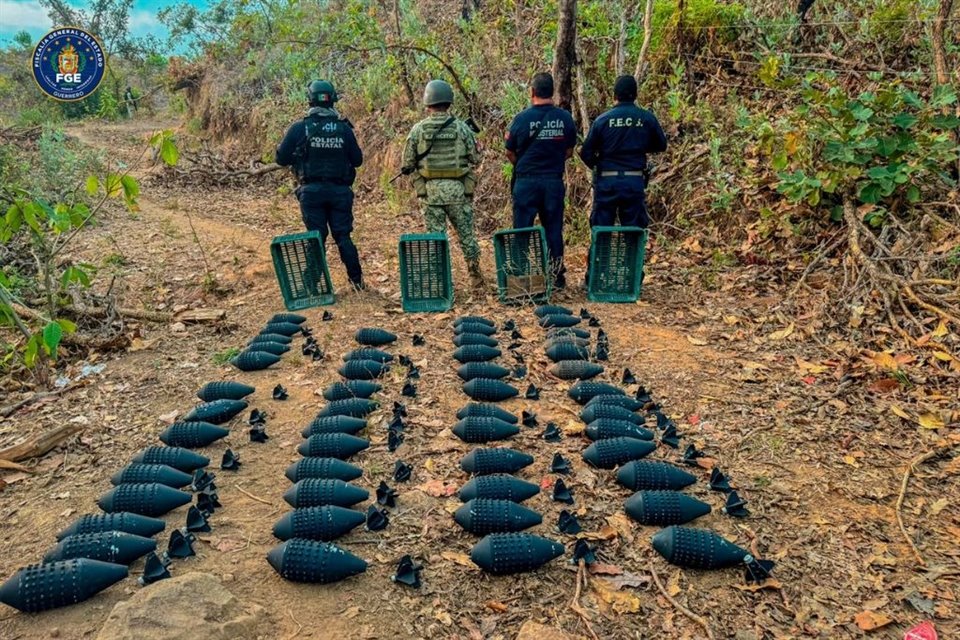 FGE informó hallazgo de campamento con artefactos explosivos y vehículos en Coyuca, Guerrero, donde el miércoles asesinaron a candidato.