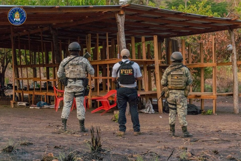 FGE informó hallazgo de campamento con artefactos explosivos y vehículos en Coyuca, Guerrero, donde el miércoles asesinaron a candidato.