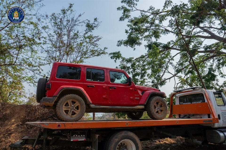 FGE informó hallazgo de campamento con artefactos explosivos y vehículos en Coyuca, Guerrero, donde el miércoles asesinaron a candidato.