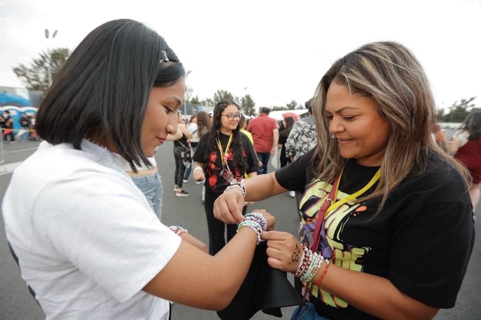 También intercambiaron brazaletes de la amistad.