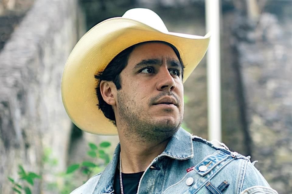 Tras los rumores de sostener un romance con Lucero Mijares, Eduardo Capetillo Gaytán dijo que sólo se trata de amistad, pues está soltero.