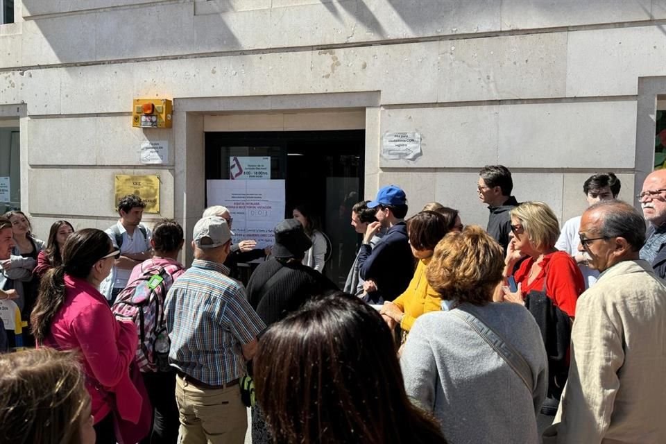 Mexicanos en Madrid esperan que abra la Embajada para poder votar.