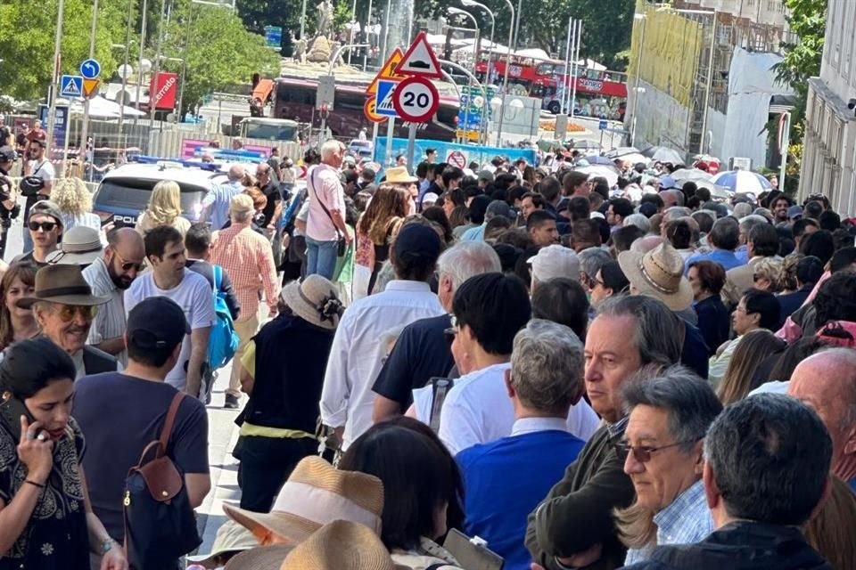 En una casilla en Madrid el avance era lento. A causa de esto, las personas lucían desesperadas.