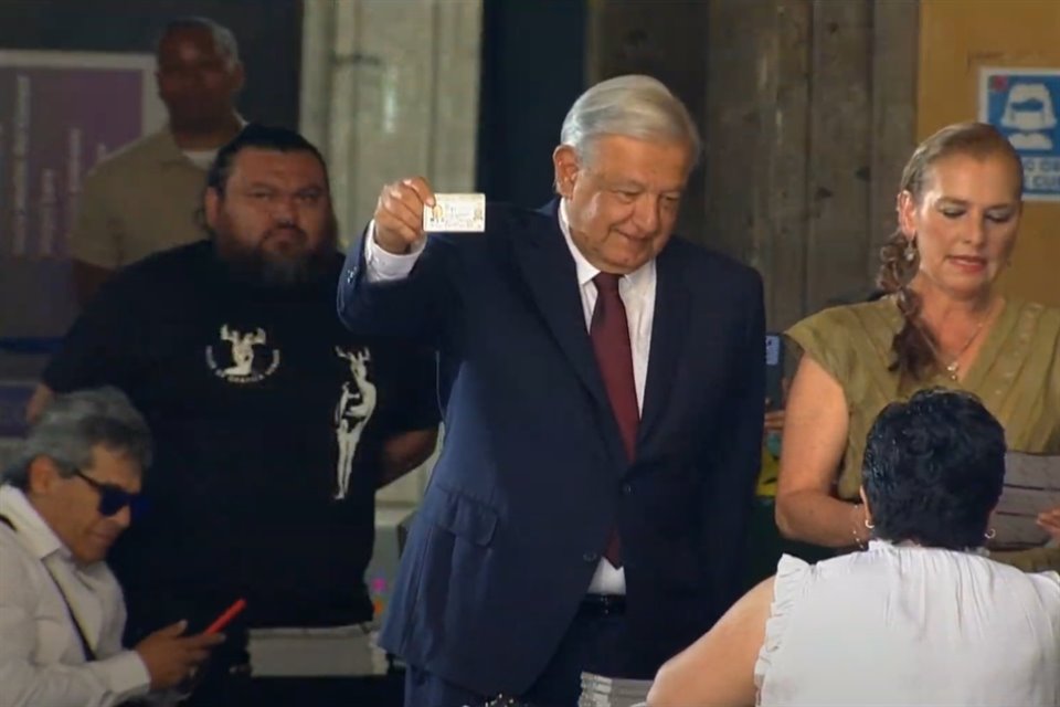 El Presidente López Obrador emitió este domingo su último voto como Presidente de la República.